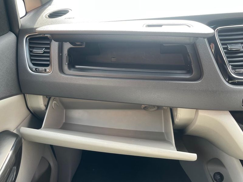 2017 Kia Carnival Platinum Auto MY17 Photo 28